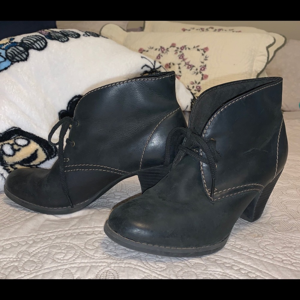 Clark’s lace up Bendable Booties Black